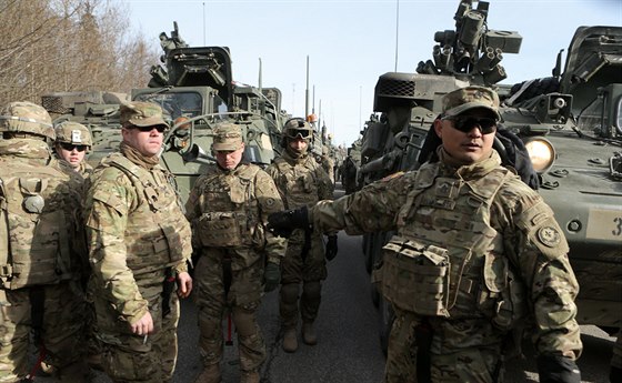 Konvoj americké armády během cesty „Dragoon Ride“ v Lotyšsku