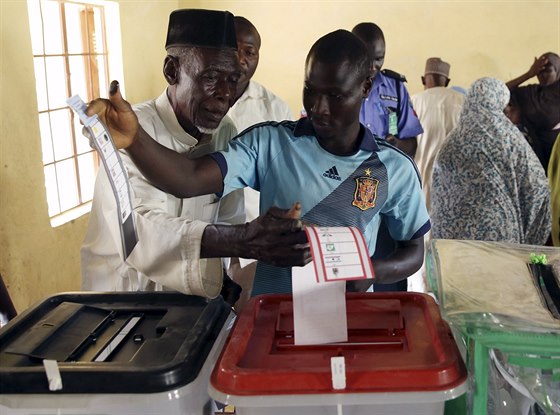 Dva muži volí v nigerijských volbách. (28. března 2015)