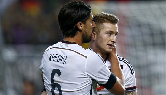 Nmetí fotbalisté Sami Khedira se raduje s Marco Reusem z jeho gólu v...