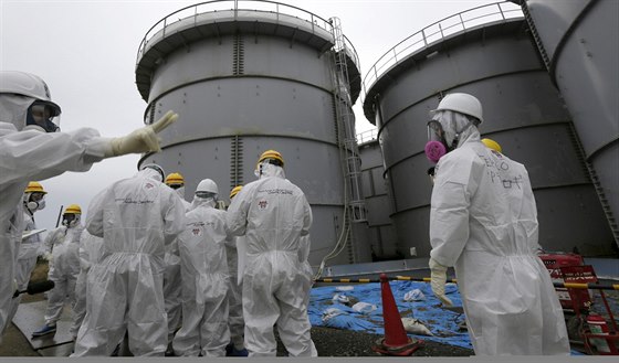 Návštěva novinářů ve fukušimském areálu, konkrétně u nádrží na zachycování...