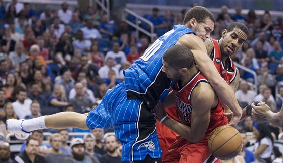 Nicolas Batum (dole) a LaMarcus Aldridge z Portlandu bojují o mí s Aaronem...