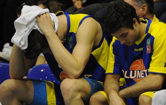 Hlavy dole na stídace basketbalist Ústí nad Labem.