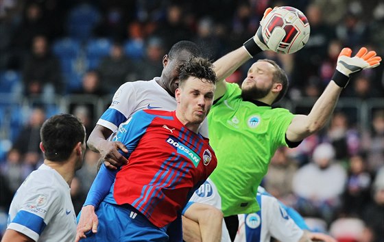 Plzeský fotbalista Ondej Vank pekonává libereckého gólmana Lukáe Hroa a...