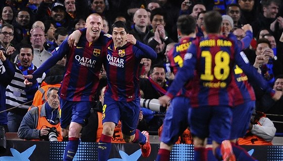 Jeremy Mathieu (vlevo) se raduje z barcelonskými spoluhrái z gólu v zápase s...