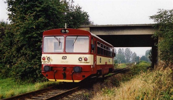 Jedním z pozůstatků Hitlerovy dálnice v kraji je i železniční nadjezd u Velkých Opatovic.