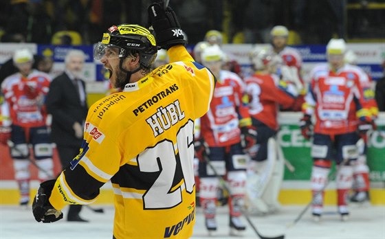 Litvínovský hokejista Viktor Hübl se raduje z vítězství nad Pardubicemi.