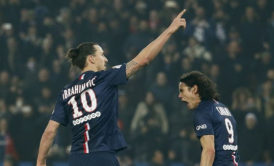 Zlatan Ibrahimovic (vlevo) a Edinson Cavani slaví gól Paris St. Germain.