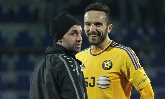 Hradecký fotbalista Emir Halilovi (vlevo) a Haris Harba z Jihlavy