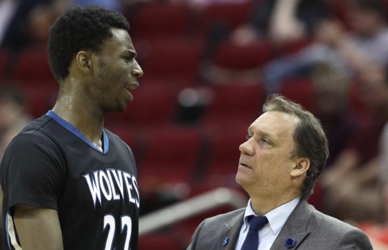 Andrew Wiggins z Minnesoty v rozhovoru se svým trenérem Flipem Saundersem.