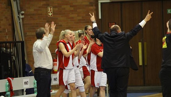 Nymburské basketbalistky se radují z první tvrtfinálové výhry nad IMOS Brno.