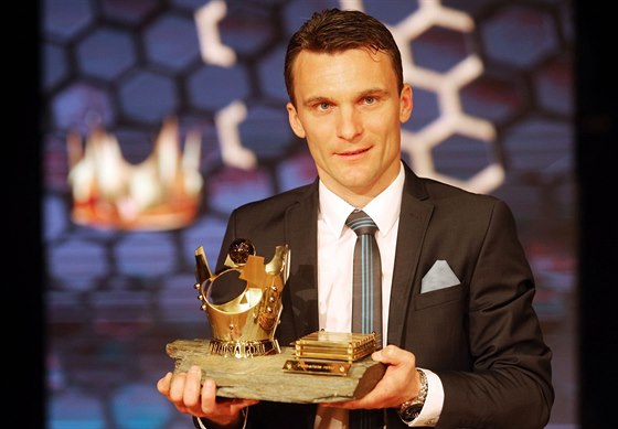 David Lafata s trofejí pro vítěze ankety Fotbalista roku