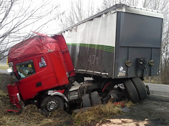 Nehoda kamionu v  Hemanicích v Podjetdí.
