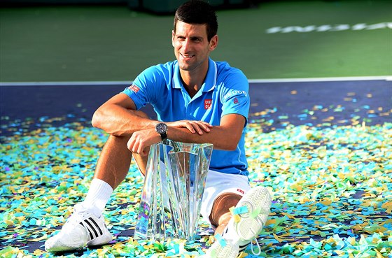 ASTNÝ AMPION. Novak Djokovi pemohl Rogera Federera a mohl pózovat s...