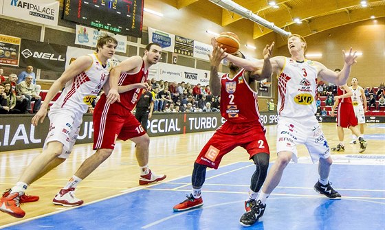 Momentka z utkání Pardubic (bílá) a Jindichova Hradce