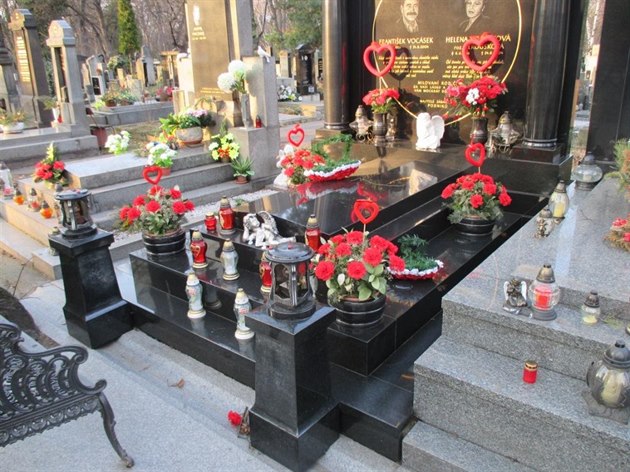 Příliš zdobným náhrobkům na Olšanských hřbitovech brzy odzvoní.