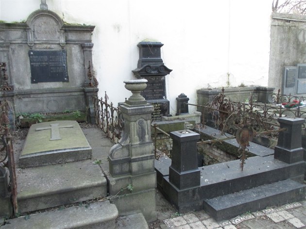 Nkteré hrobky na Olanských hbitovech jsou v kritickém stavu.