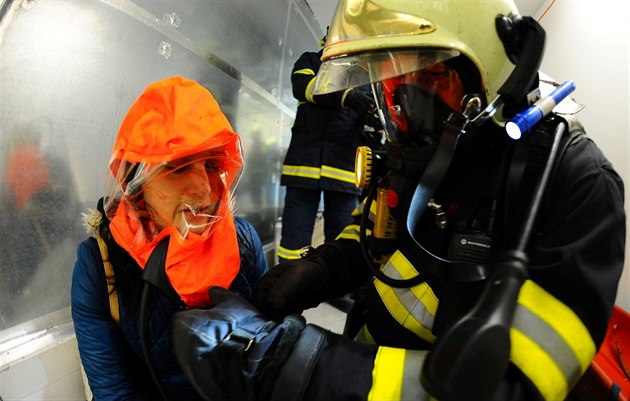 Téměř osm desítek hasičů nacvičovalo v Centru Černý Most zásah v místě exploze...