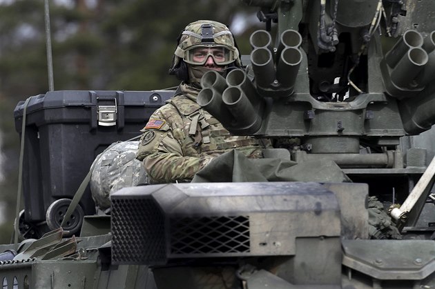 Konvoj americké armády b�hem cesty �Dragoon Ride� v Estonsku (22. b�ezna 2015)