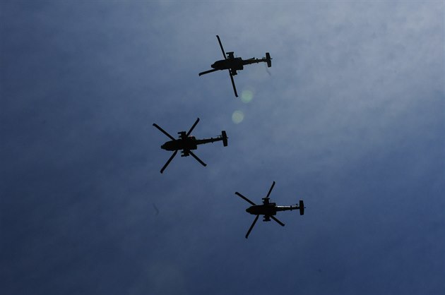Konvoj americké armády b�hem cesty �Dragoon Ride� doprovázejí americké...