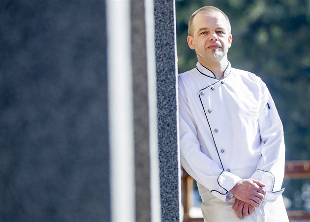 Kucha� Petr Biel�ík z restaurace na Suchém vrchu na Králicku m�l mo�nost va�it...
