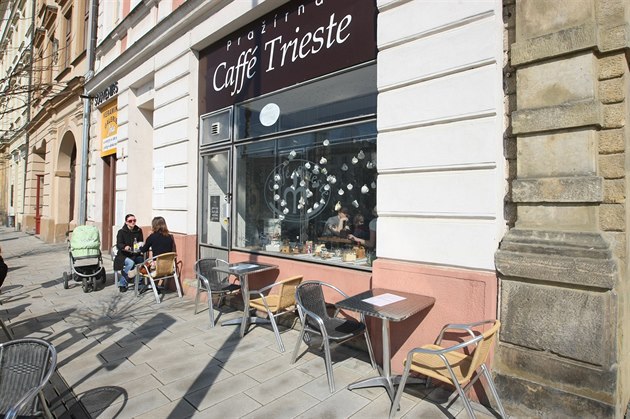 Zahrádka kavárny Trieste na Dolním námstí v Olomouci (bezen 2015)