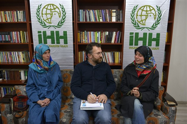 Antonie Chrástecká a Hana Humpálová na snímku s p�edstavitelem organizace IHH ...