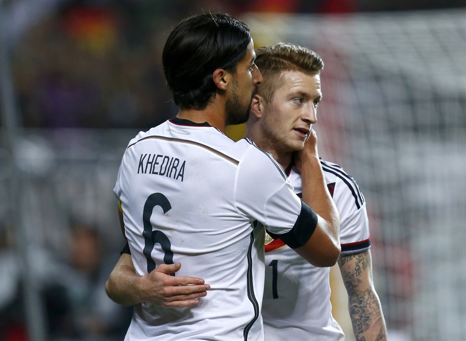 N�me�tí fotbalisté Sami Khedira se raduje s Marco Reusem z jeho gólu v...