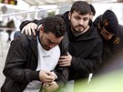 Píbuzní cestujících z airbusu spolenosti Germanwings na letiti El Prat u...