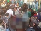 Dav v Kábulu zlynoval postienou enu, která pálila korán