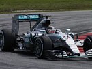 Lewis Hamilton pi tréninku na Velkou cenu Malajsie.