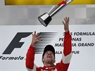Sebastian Vettel si po triumfu v Malajsii radostn házel s trofejí pro vítze.