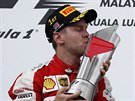 VYTOUENÁ VÝHRA. Sebastian Vettel líbá trofej pro vítze závodu v Malajsii.