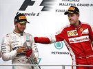 TO NIC. Sebastian Vettel (vpravo) poplácává Lewise Hamiltona.