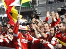 Nadení v týmu Ferrari - Sebastian Vettel slaví triumf ve Velké cen Malajsie.