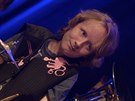 Petr Burda hraje v The Tap Tap na perkuse a elektrick� bic�.