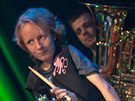 Petr Burda hraje v The Tap Tap na perkuse a elektrick� bic�.