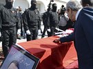 Poheb tuniského policisty, který zemel pi útoku v muzeu Bardo (19. bezna...