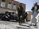 Militanti z kmene Hútíovc na míst sebevraedného útoku v Sanaa (20. bezna...
