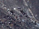 Snímek z televizního zábru, který zobrazuje trosky letounu Germanwings (24....