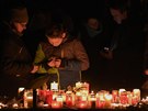 Lidé zapalují svíky u gymnázia v nmeckém Halternu, odkud pocházeli studenti a...