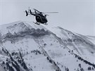 Helikoptéra letí nad francouzskými Alpami do míst, kde spadl airbus Germanwings...