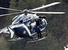 Helikoptéra vyzvedává záchranáe z místa havárie letadla spolenosti...