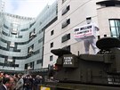 Stig pivezl tankem ped sídlo BBC petici za Jeremyho Clarksona.