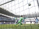 ZAVSIL. Wilfried Bony (vpravo) stílí svj první gól v dresu Manchesteru City.