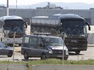 Píbuzní obtí havárie letu Germanwings se pesouvají autobusy z marseillského...