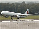 Na mnichovském letišti přistává letoun Air Canada, na jehož palubě by měl být...