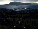Lidé sledují celkové zatmní Slunce na Faerských ostrovech. (20. bezna 2015)