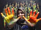 BAREVNÉ RUCE. Jemenská umlkyn ukazuje své zabarvené ruce poté, co pomalovala...
