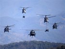 MANÉVRY. Americké helikoptéry Chinook a Black Hawk nad demilitarizovaným pásmem...