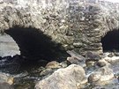 Protrený splav nad historickým mostem U Lutriána ve Vnici